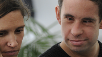 Dos personas reflexionan durante la formación de asistencia personal.