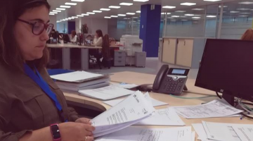 Firmando un contrato laboral
