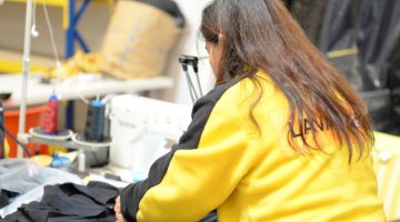 Una mujer trabaja en una tintorería